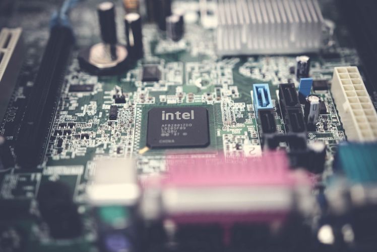 Intel Xeon czy AMD EPYC – jaki procesor serwerowy wybrać do swojej infrastruktury?