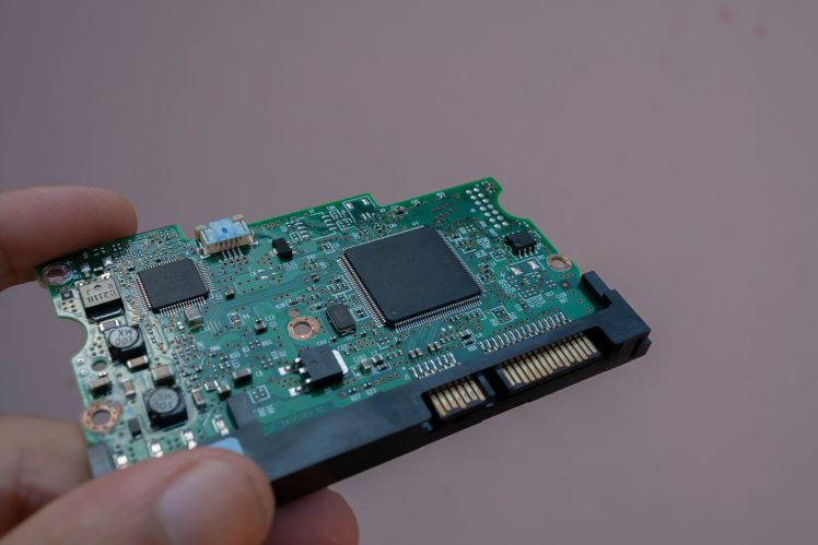 Dysk SSD vs HDD – jaki wybrać do macierzy dyskowej w serwerze?
