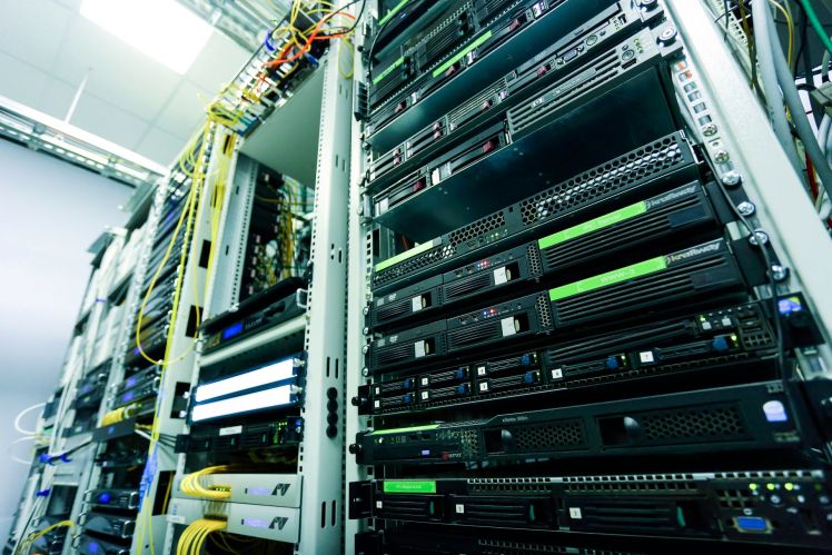 Co to jest serwer firmowy – jak działa i czym różni się od webhostingu?