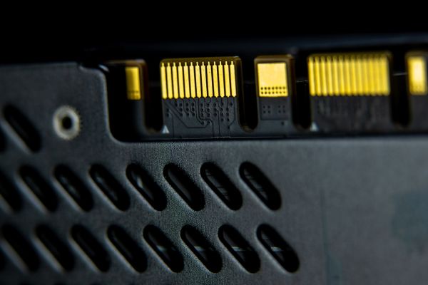 RAID w serwerze AI – kiedy wystarczy SSD, a kiedy NVMe?