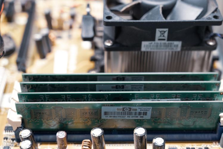 128 GB, 512 GB czy 2 TB RAM – ile pamięci potrzebuje serwer AI?