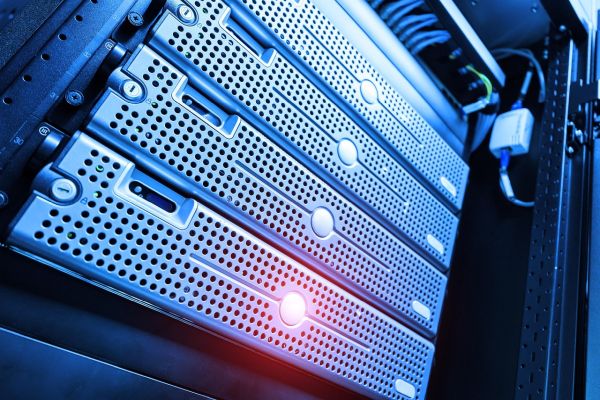 Czy bardziej opłaca się kupić dwa tańsze serwery GPU niż jeden topowy?