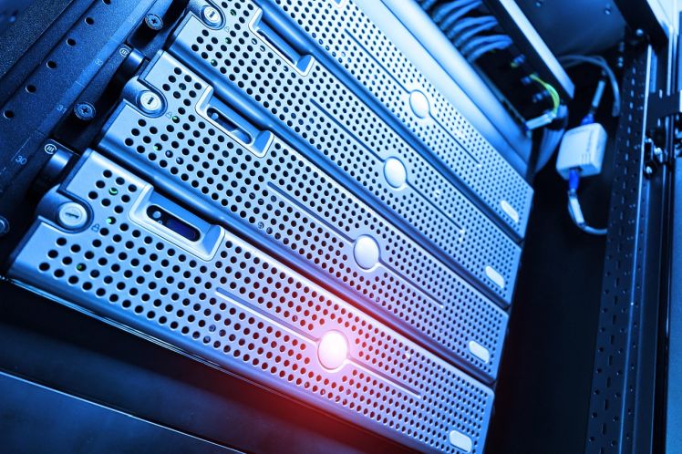 Czy bardziej opłaca się kupić dwa tańsze serwery GPU niż jeden topowy?