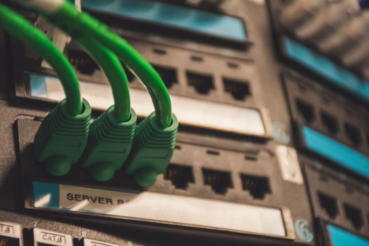 Serwery do AI: lepiej kupić GPU on-premise czy płacić za chmurę