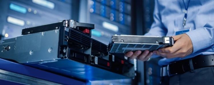 Montaż dysku w serwerze typu rack